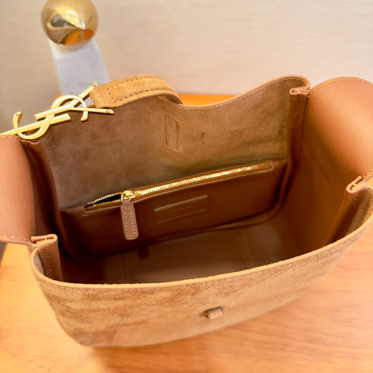 Y-SL Schultertasche Le 5 à 7 Large aus Veloursleder