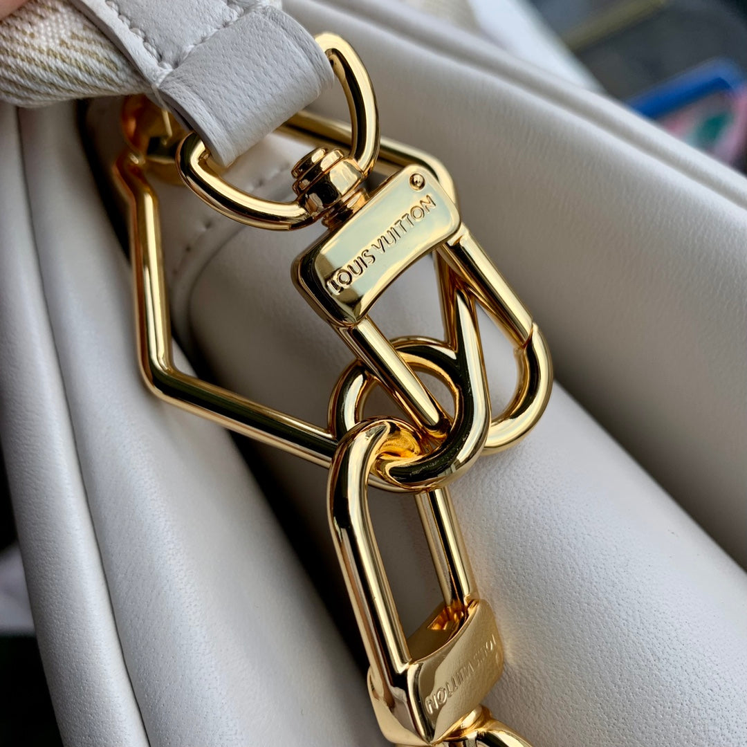 L-V Milky Way Coussin M22992