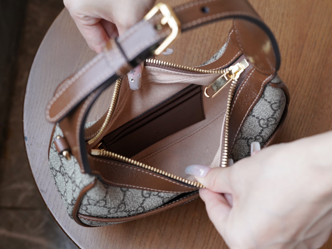 G-ucci Halbmondförmige GG Mini-Tasche