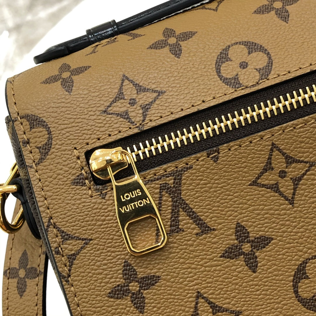 L-V Metis Pochette Reverse