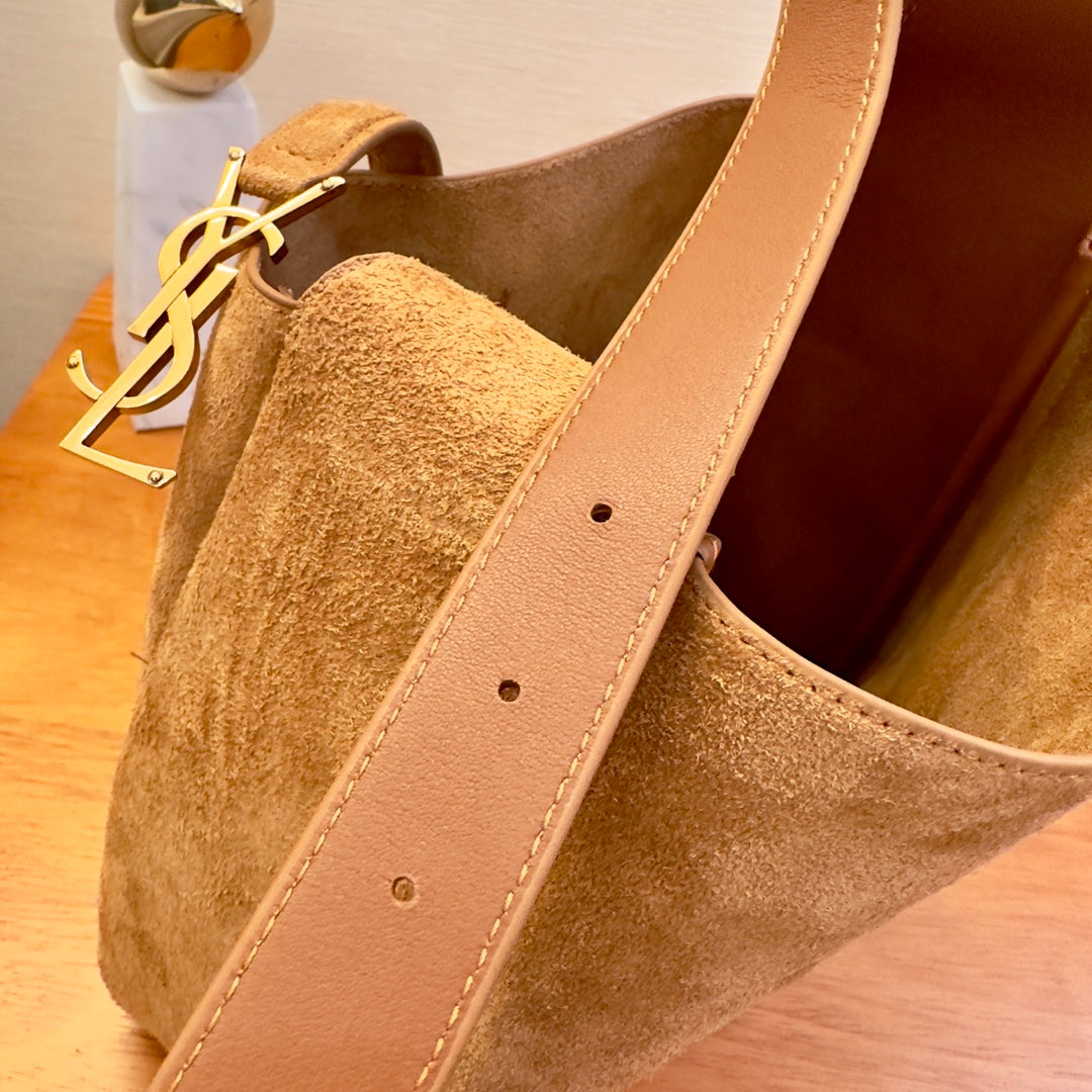 Y-SL Schultertasche Le 5 à 7 Large aus Veloursleder