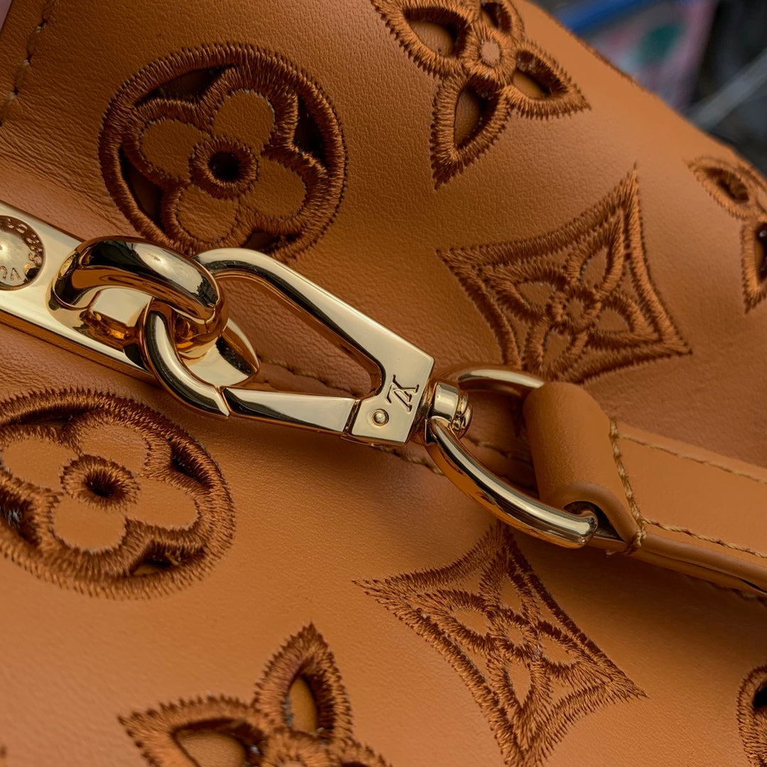 L-V Capucines M22863 SS2023