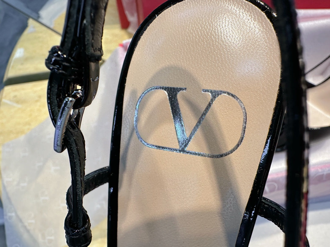 V-alentino Vlogo Signature Pumps