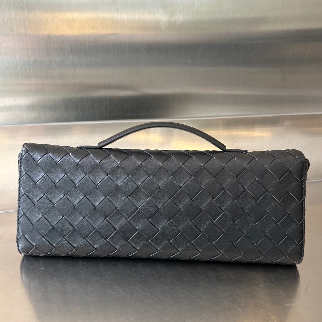 B-ottega Veneta Andiamo Intreccio Clutch