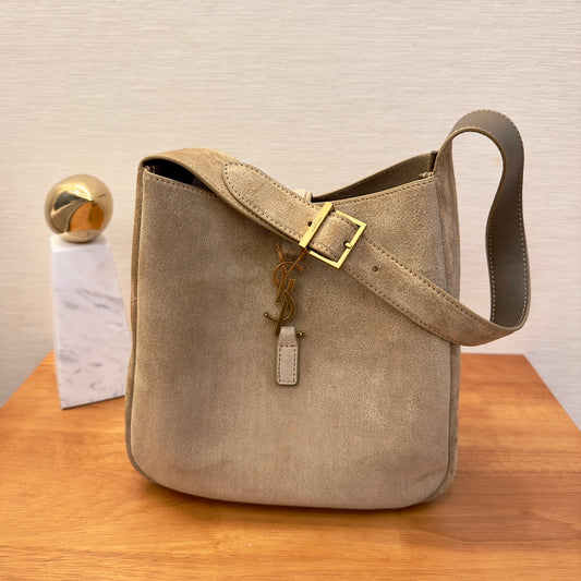 Y-SL Schultertasche Le 5 à 7 Large aus Veloursleder