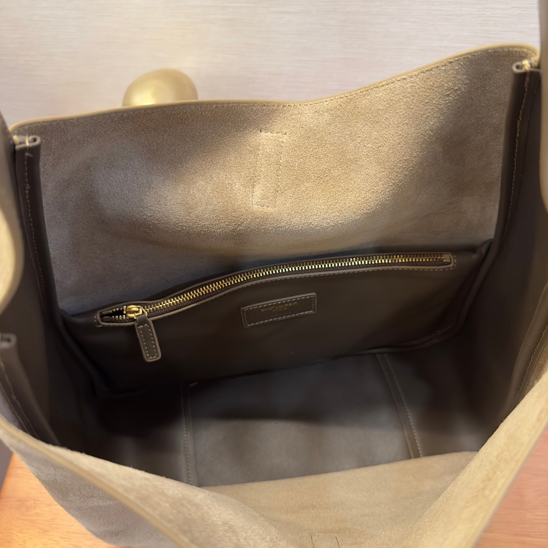 Y-SL  Schultertasche Le 5 à 7 Large aus Veloursleder