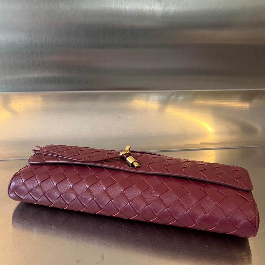 B-ottega Veneta Andiamo Intreccio Clutch Weinrot