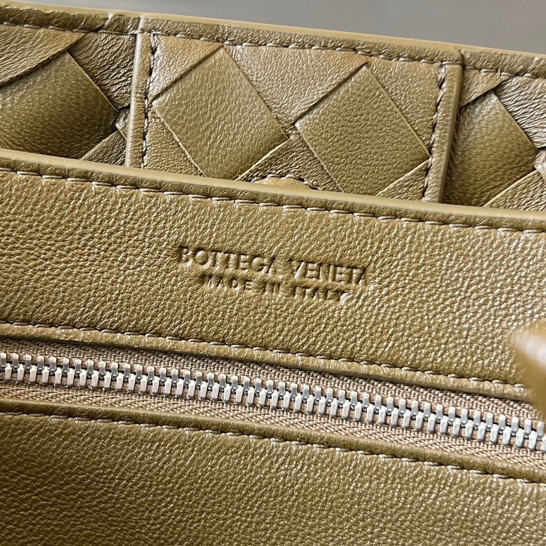 B-ottega Veneta Andiamo Bag Khaki