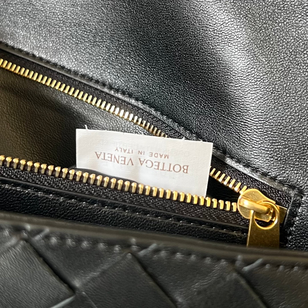 B-ottega Veneta Andiamo Intreccio Clutch