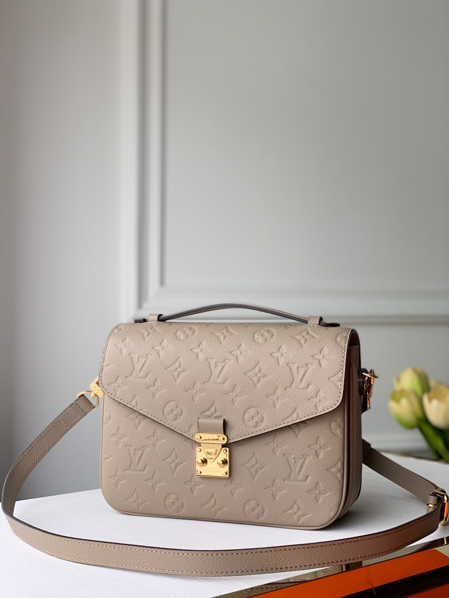 L-V Metis Pochette Empreinte Taupe