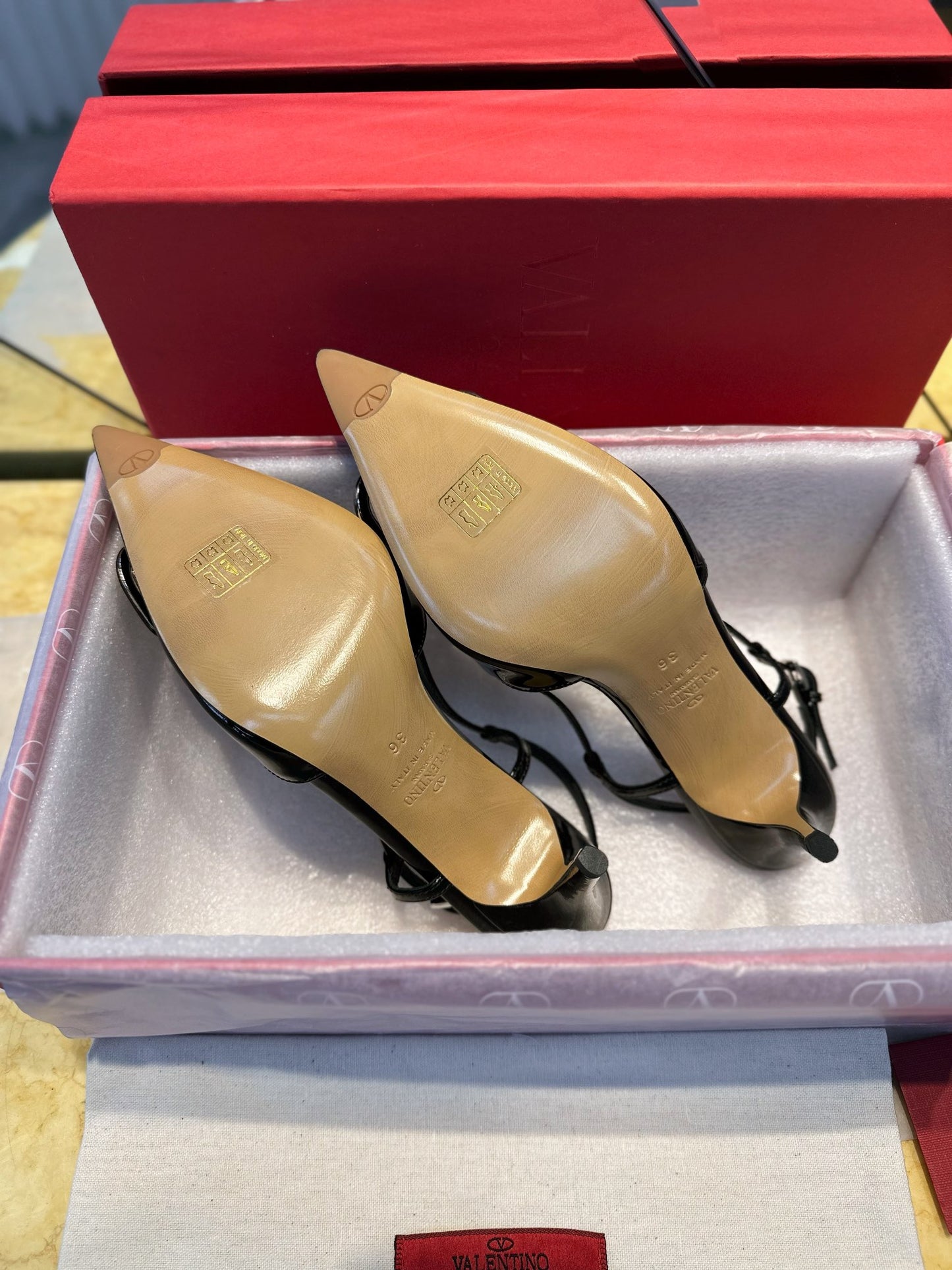 V-alentino Vlogo Signature Pumps