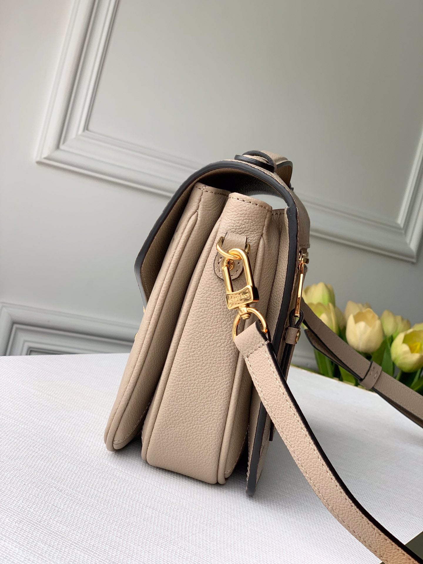 L-V Metis Pochette Empreinte Taupe