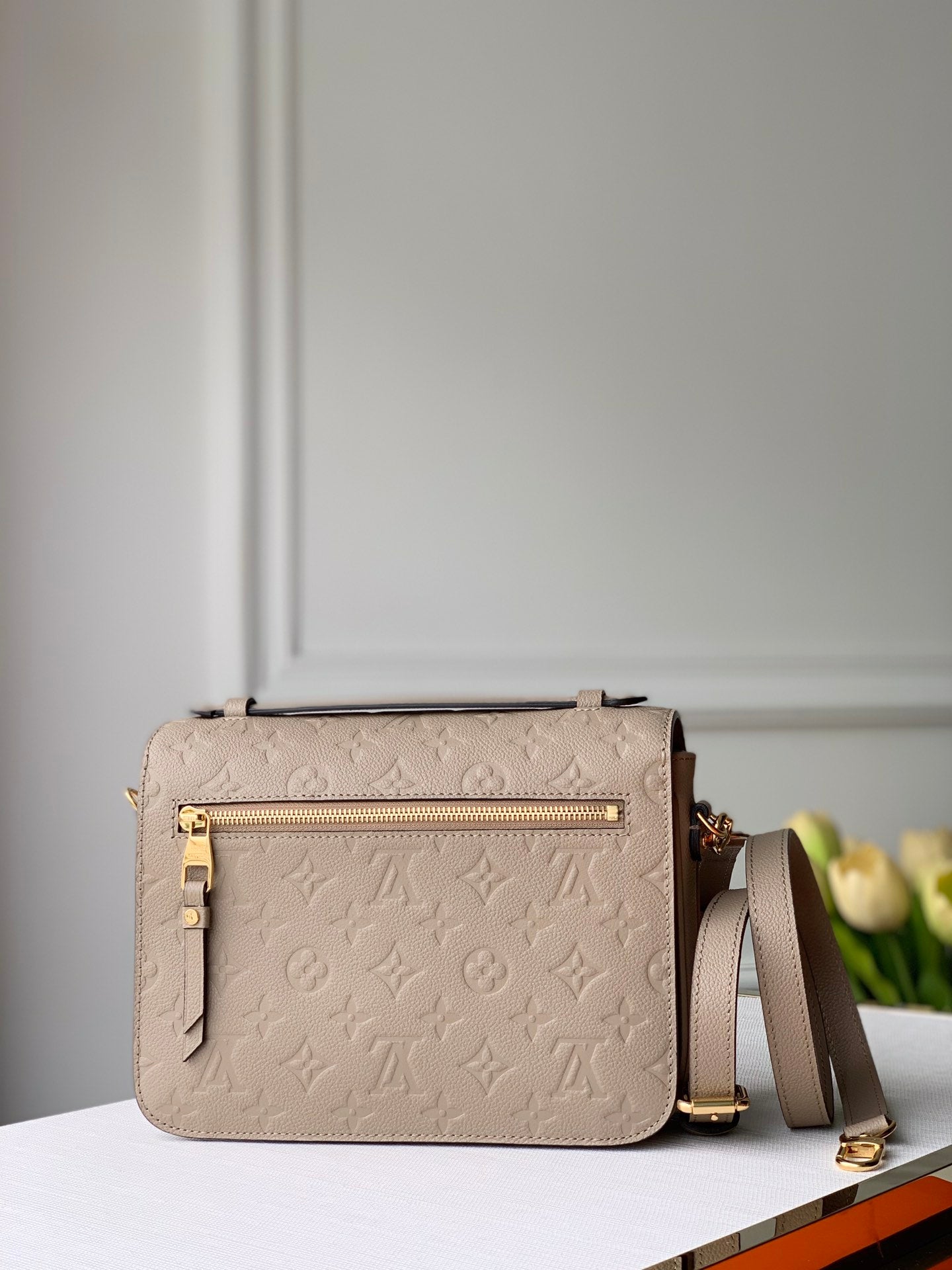 L-V Metis Pochette Empreinte Taupe