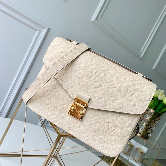 L-V Metis Pochette Empreinte White