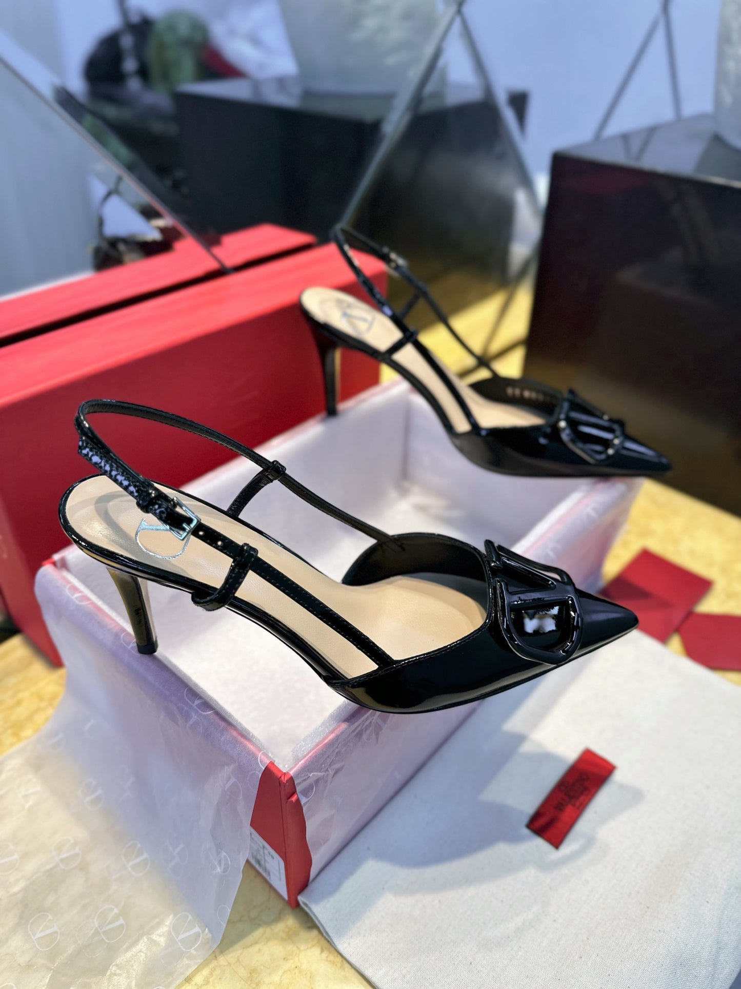 V-alentino Vlogo Signature Pumps