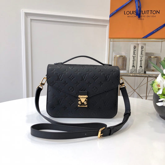 L-V Metis Pochette Empreinte Black