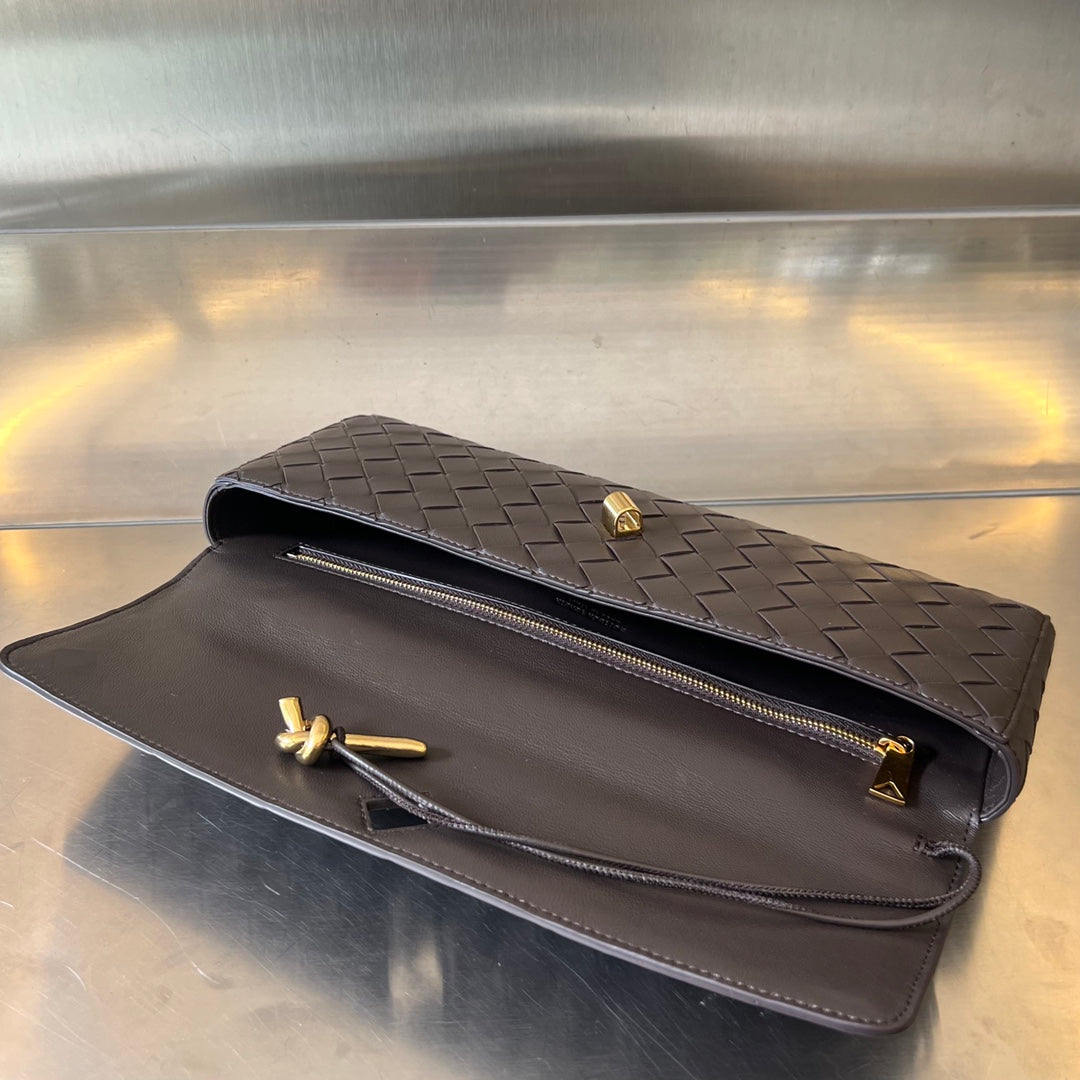 B-ottega Veneta Andiamo Intreccio Clutch